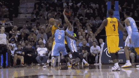 篮球gif:麦基在搞笑的同时也在进球得分,服不