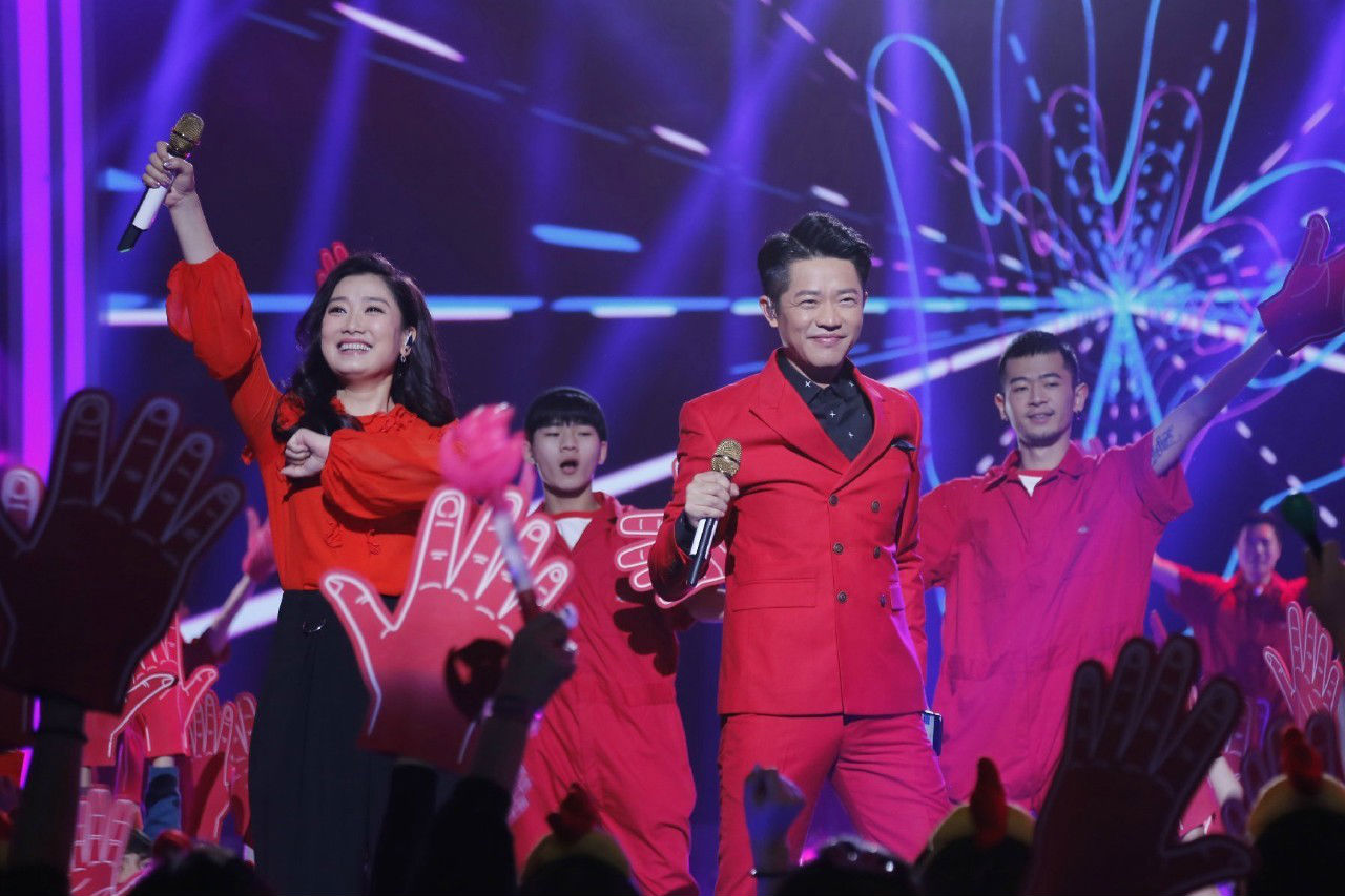 凤凰传奇演唱会,受到众人追捧万人齐唱,比转腚那几位可强多了