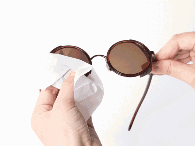 一,专用擦拭纸 专用眼镜擦拭纸是一个不错的选择.