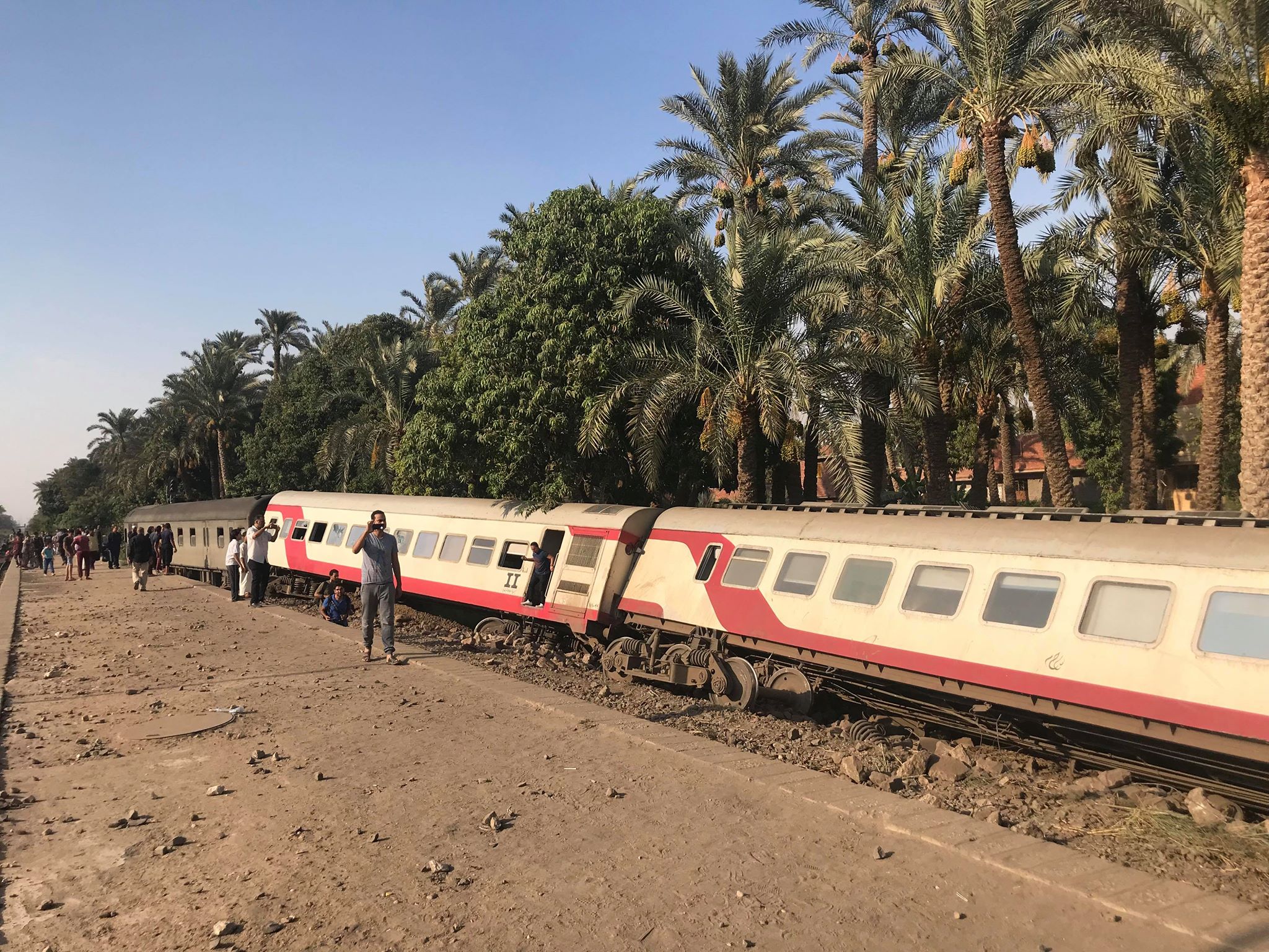 埃及发生火车脱轨事故至少55人受伤(4)