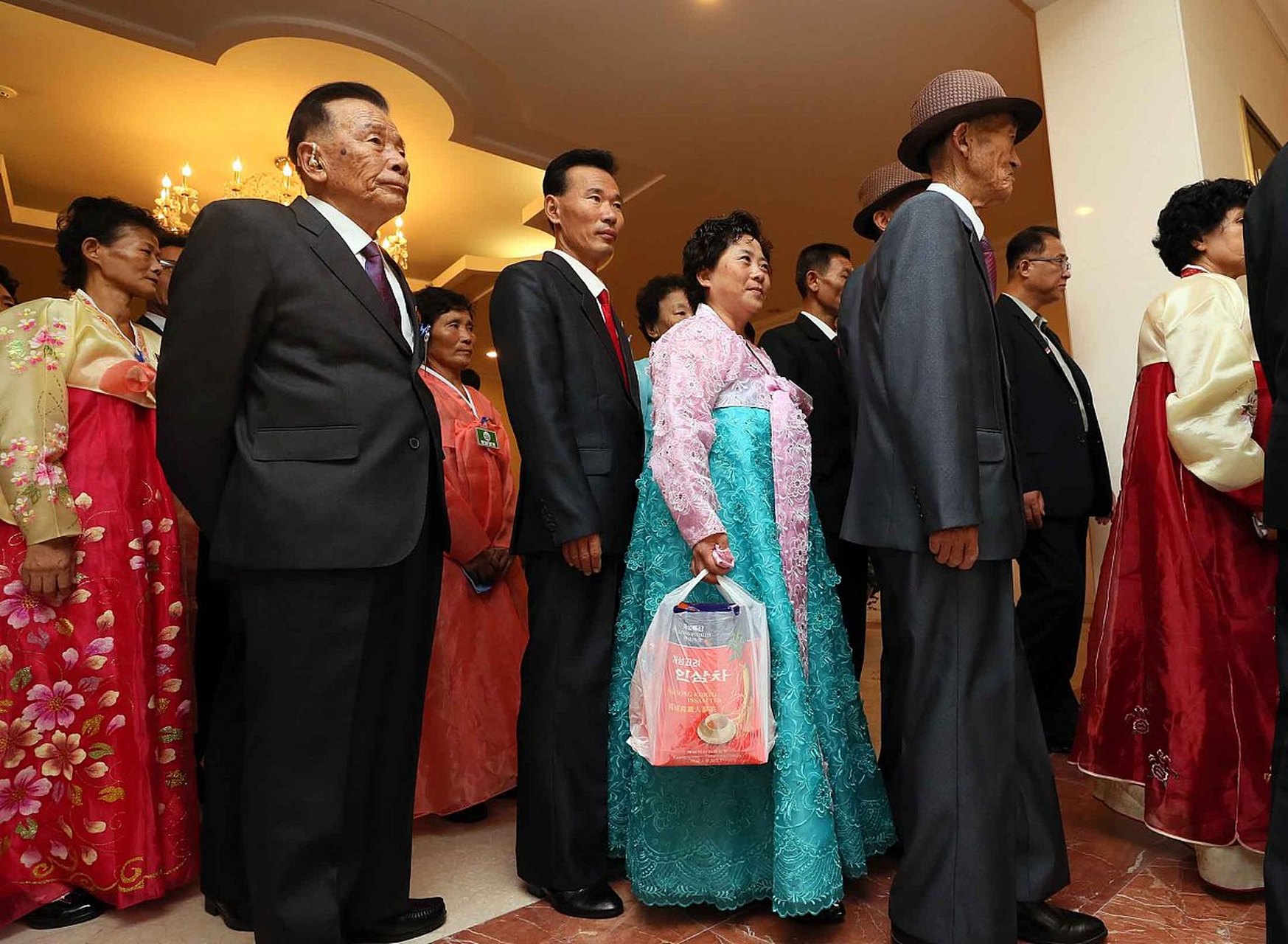 在朝鲜的一些高档消费场所,经常可以看到朝鲜富人的身影,他们手揣大量