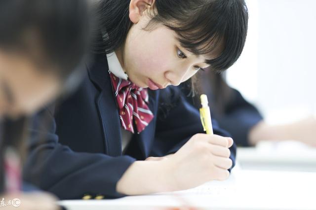 3招让你孩子拥有一个正确的写字姿势