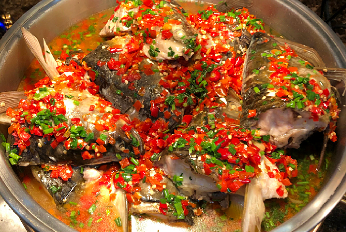 快过年了,大厨教你做剁椒鱼头,香辣入味,开胃下饭,回家露一手