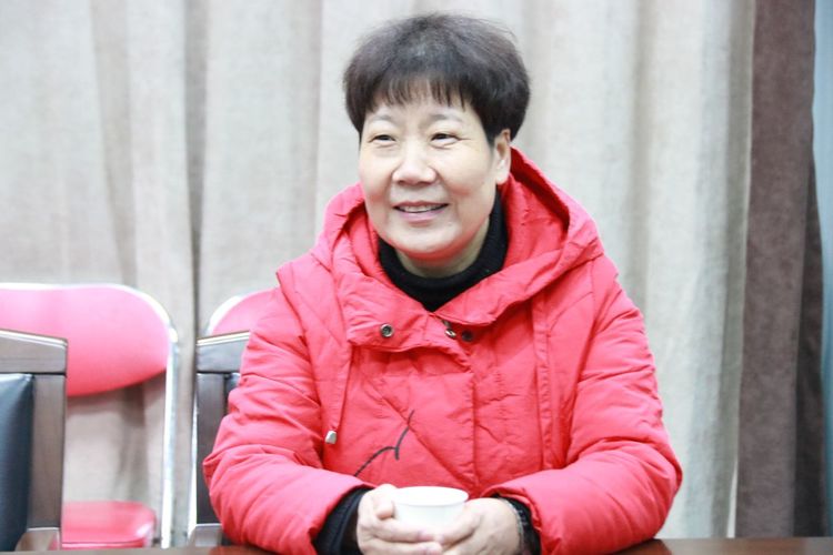 巩义市教体局李易局长到二中慰问困难教师