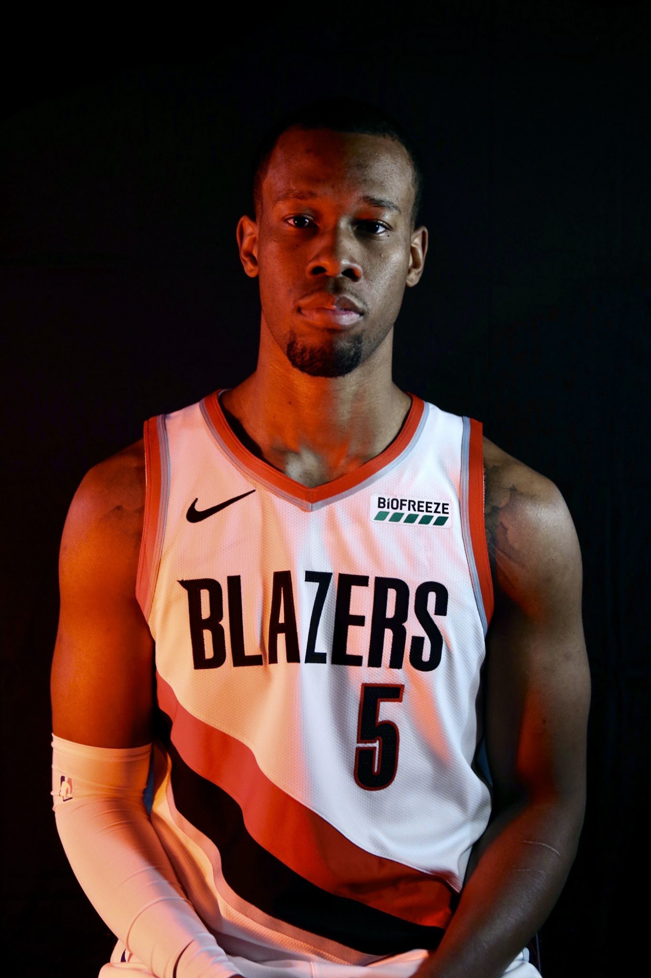 开拓者球员定妆照震撼来袭,这套复古球衣拍出了大片的炫酷感!