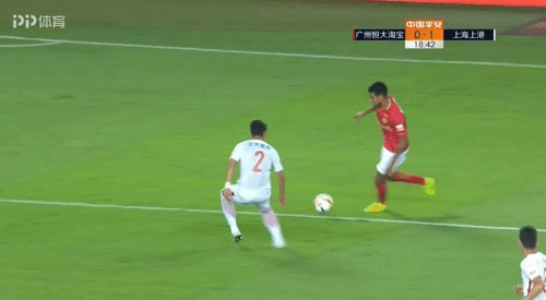 武磊在禁区内被郑智稍微碰了一下,摔倒在禁区,裁判同样没判罚.