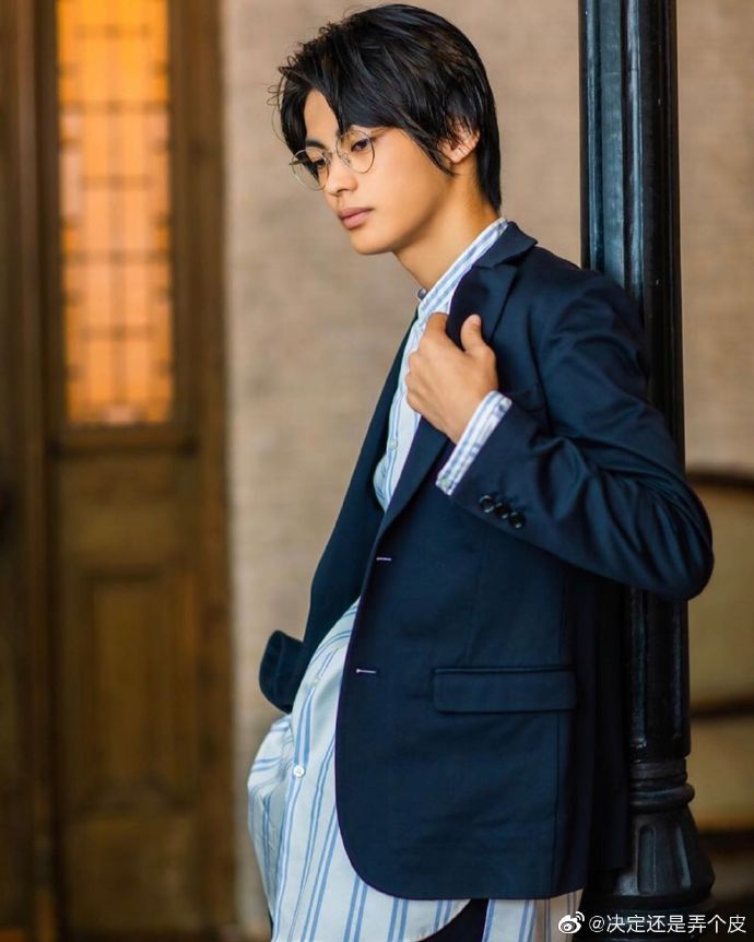 组图:神尾枫珠拍摄杂志写真 卧在长椅上演绎少年诱惑