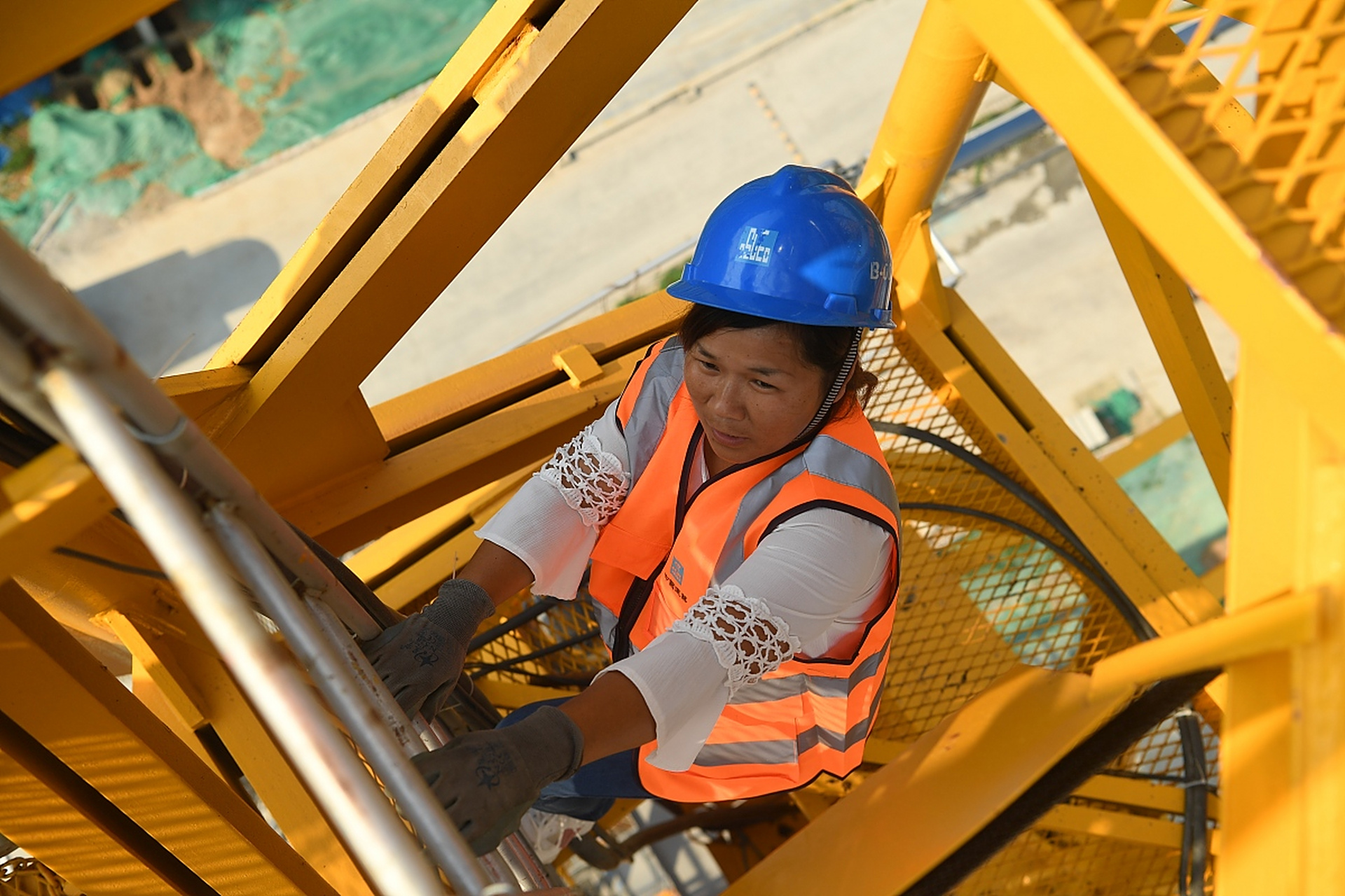 不然哪天你发现工地上突然多了一位妙龄美女,而你与她的父母恶交或是