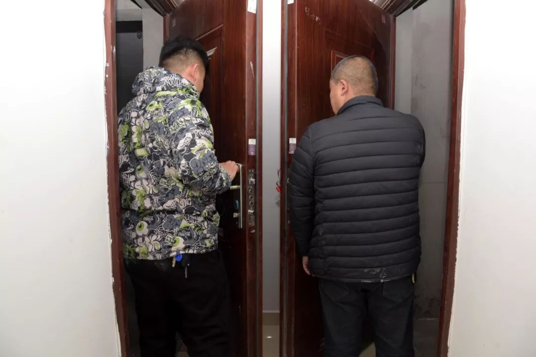 临河一新建小区入户门易"打架",邻里只能错峰出行