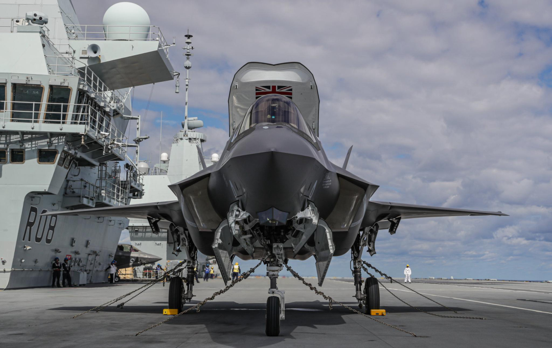 航母上的阻拦索有多重要?美航母上八名地勤,被阻拦索抽断双腿