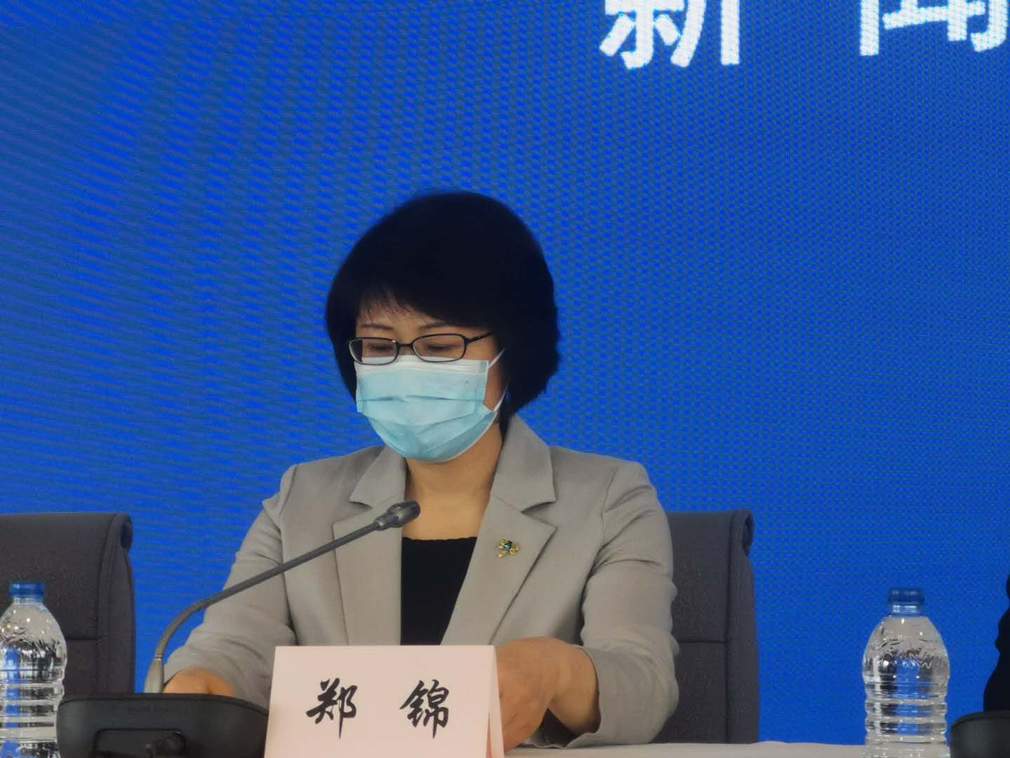 疫情防控新闻发布会 | 上海市卫健委:主动提供公筷公勺,推广应用"随申