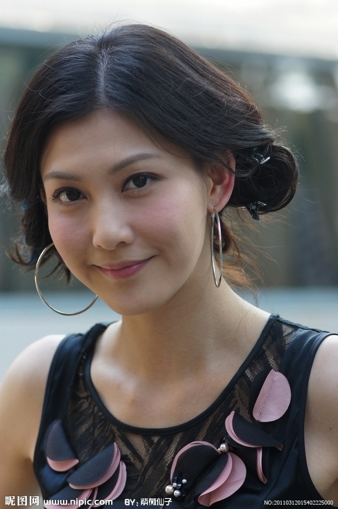 还记得《回家的诱惑》中的艾莉吗?"讨人厌"的她现在长这样