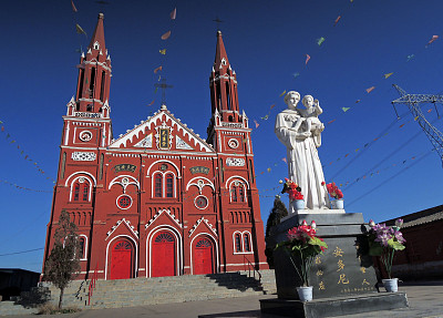 山西太原:板寺山圣母堂,主体建筑简练垂,顶部装饰方圆相间,十字架直指