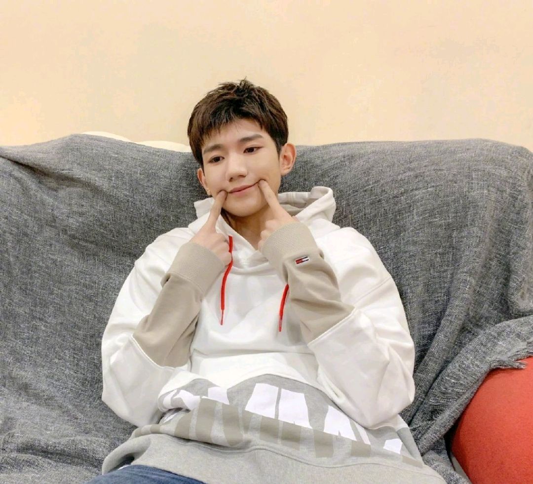 煎不熟的牛排,火锅底料煮泡面,王源真是个神奇的厨房新手