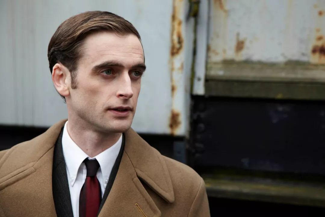 《摩斯探长前传》里角色的名字都很有趣.