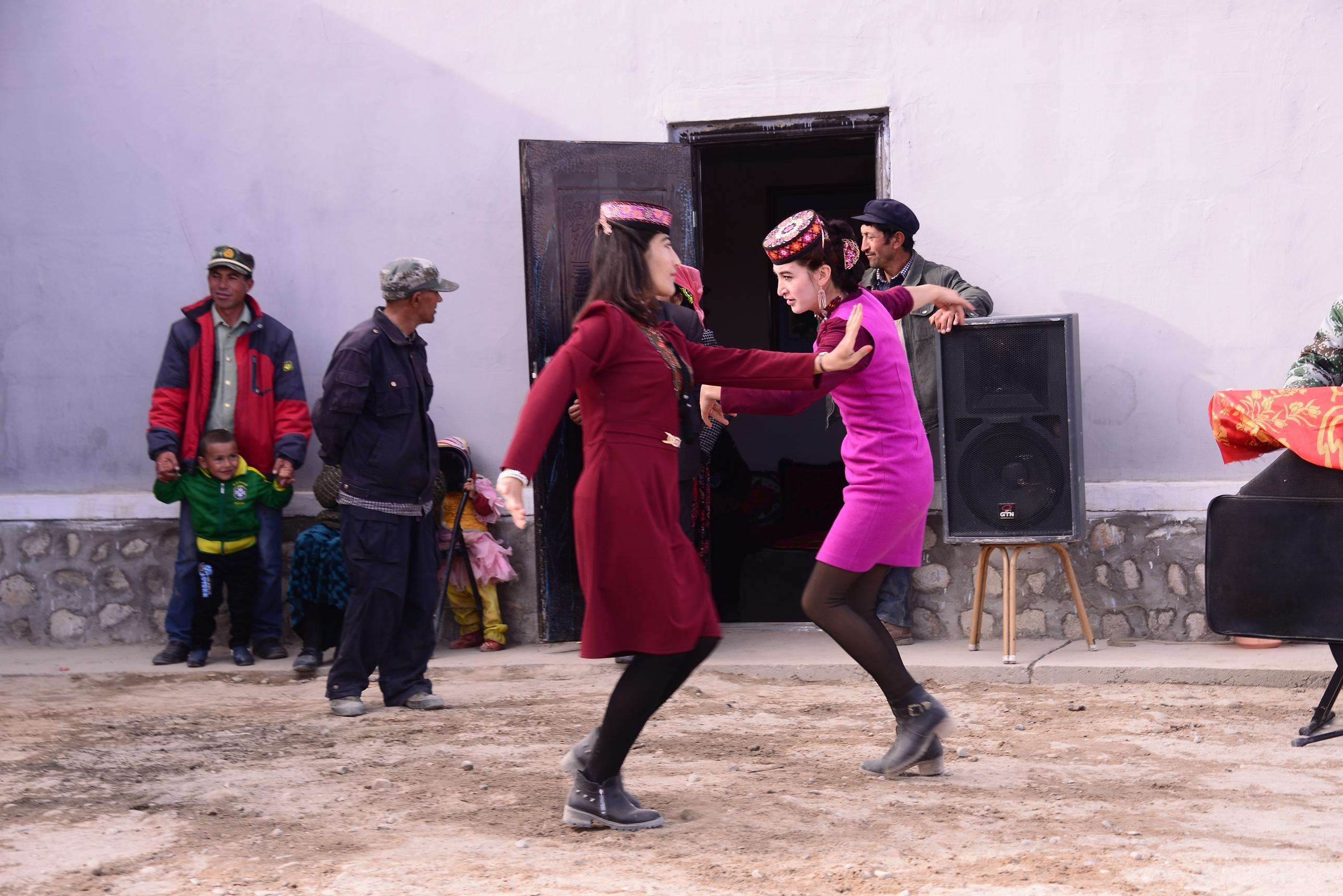 揭秘撒拉族人民生活真实照片,图2是两人斗舞,图6是幸福的一家人