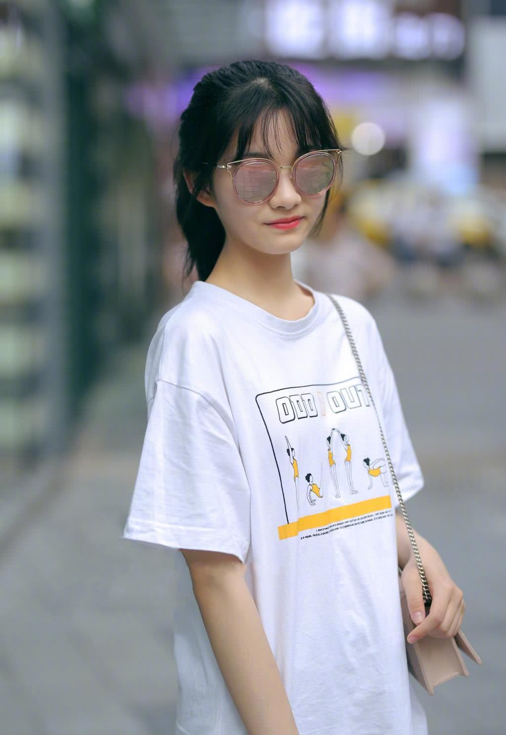 青春可爱的学生妹,戴着眼镜看起来真是漂亮