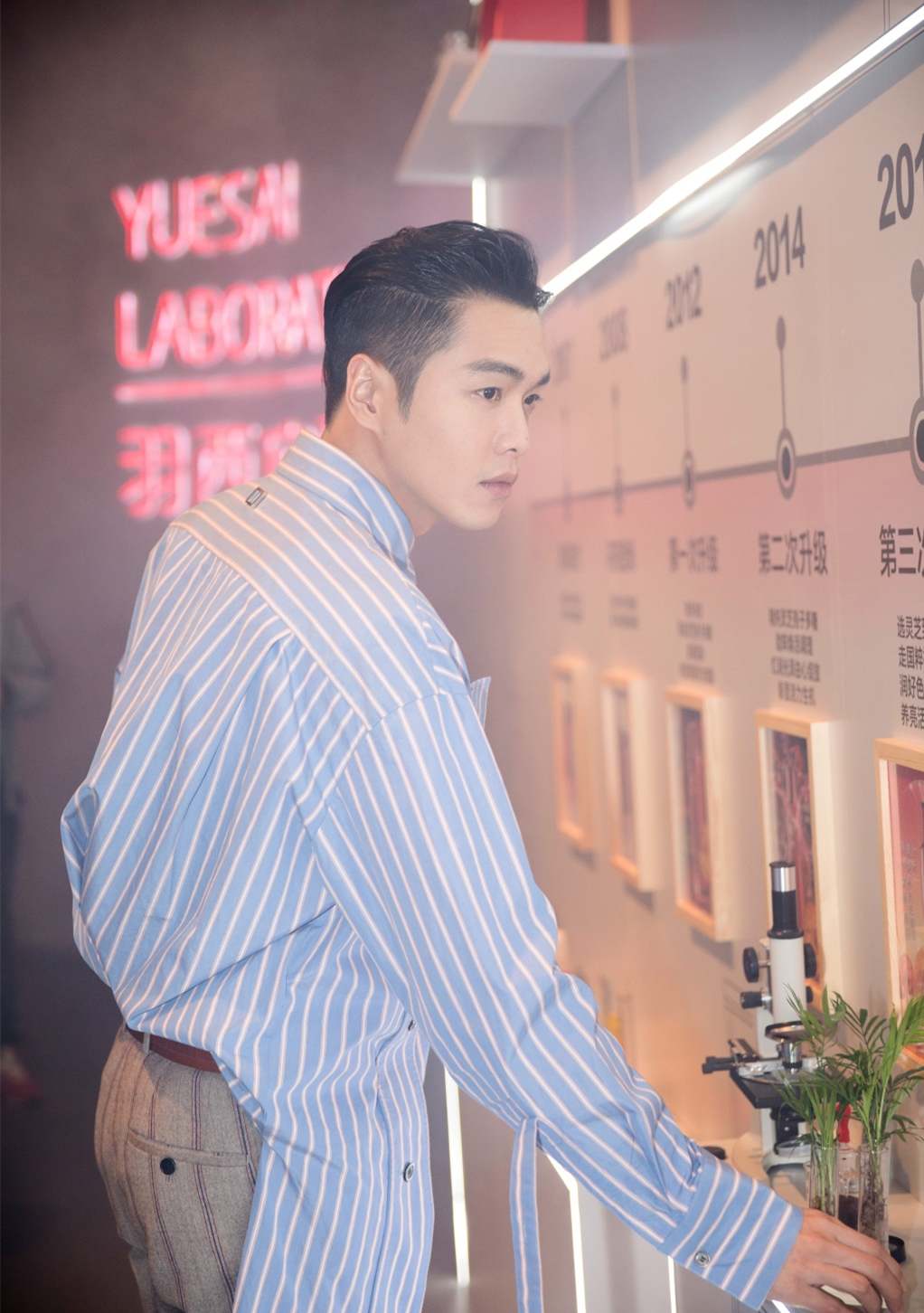 张若昀穿西装再现男神气质,衬衫非要塞一半在裤子里,不对称的帅