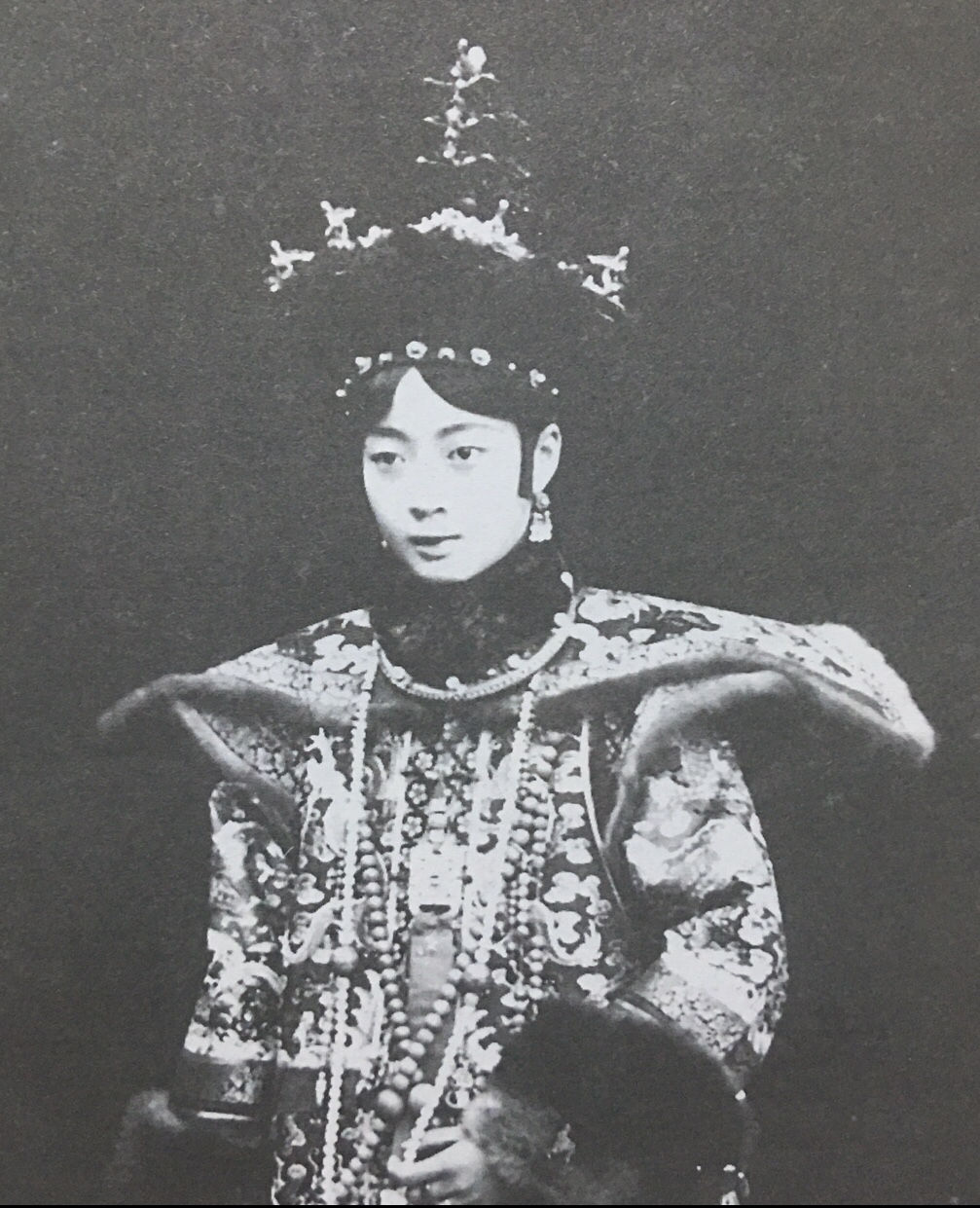 婉容大婚朝服照片.她胸前挂的双喜佩隐约可见,这是婉容大婚时的用品.