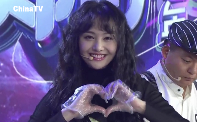 郑爽生日会生图曝光,离开美颜滤镜之后的她,这才是28岁的样子