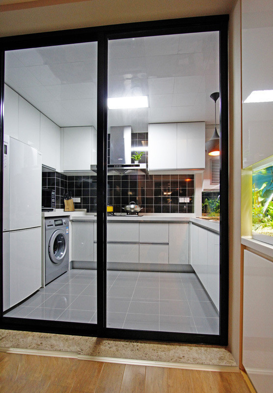 厨房门可以选择玻璃材质,透明玻璃能引入外部空间光线,还能在视觉上