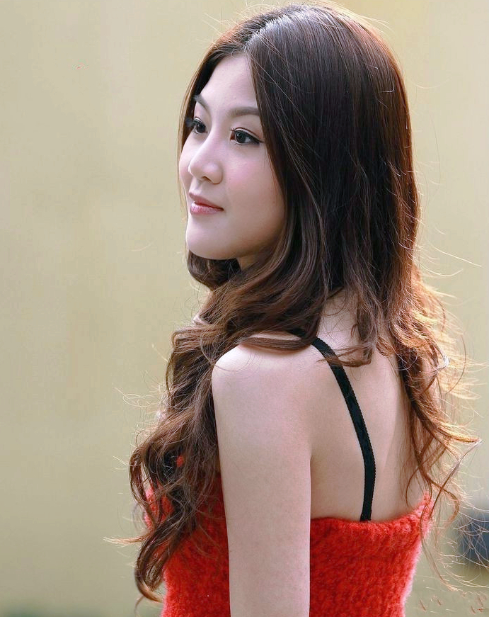 大光圈镜头下的秀发飘逸文静姑娘