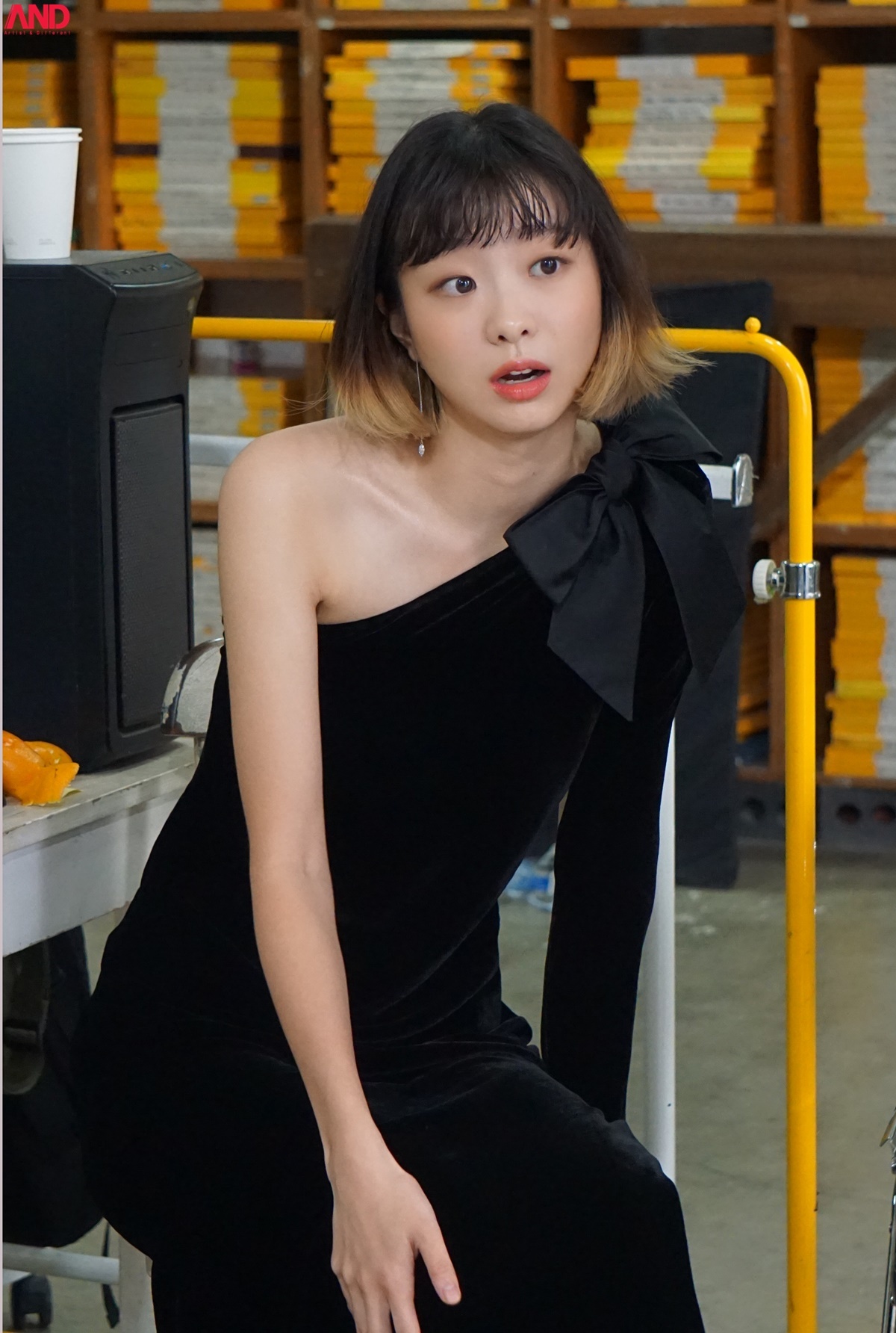 金多美画报写真,身穿黑色单肩礼服搭配清爽短发,这真的美丽犯规