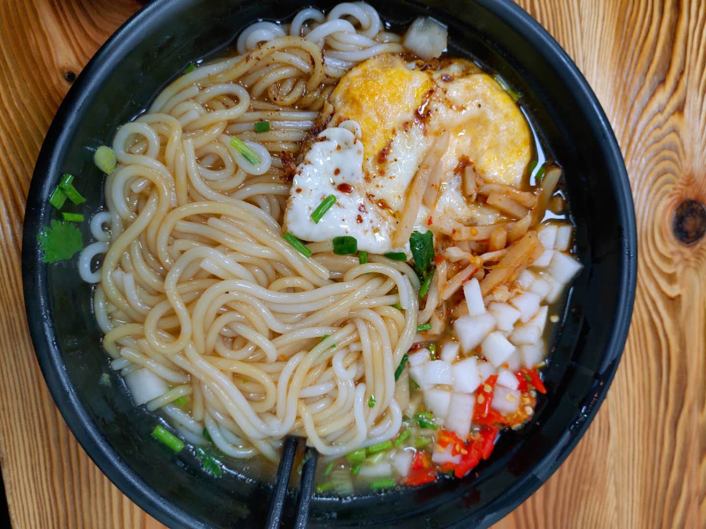 桂林米粉自创吃法,酸得爽,辣得笑