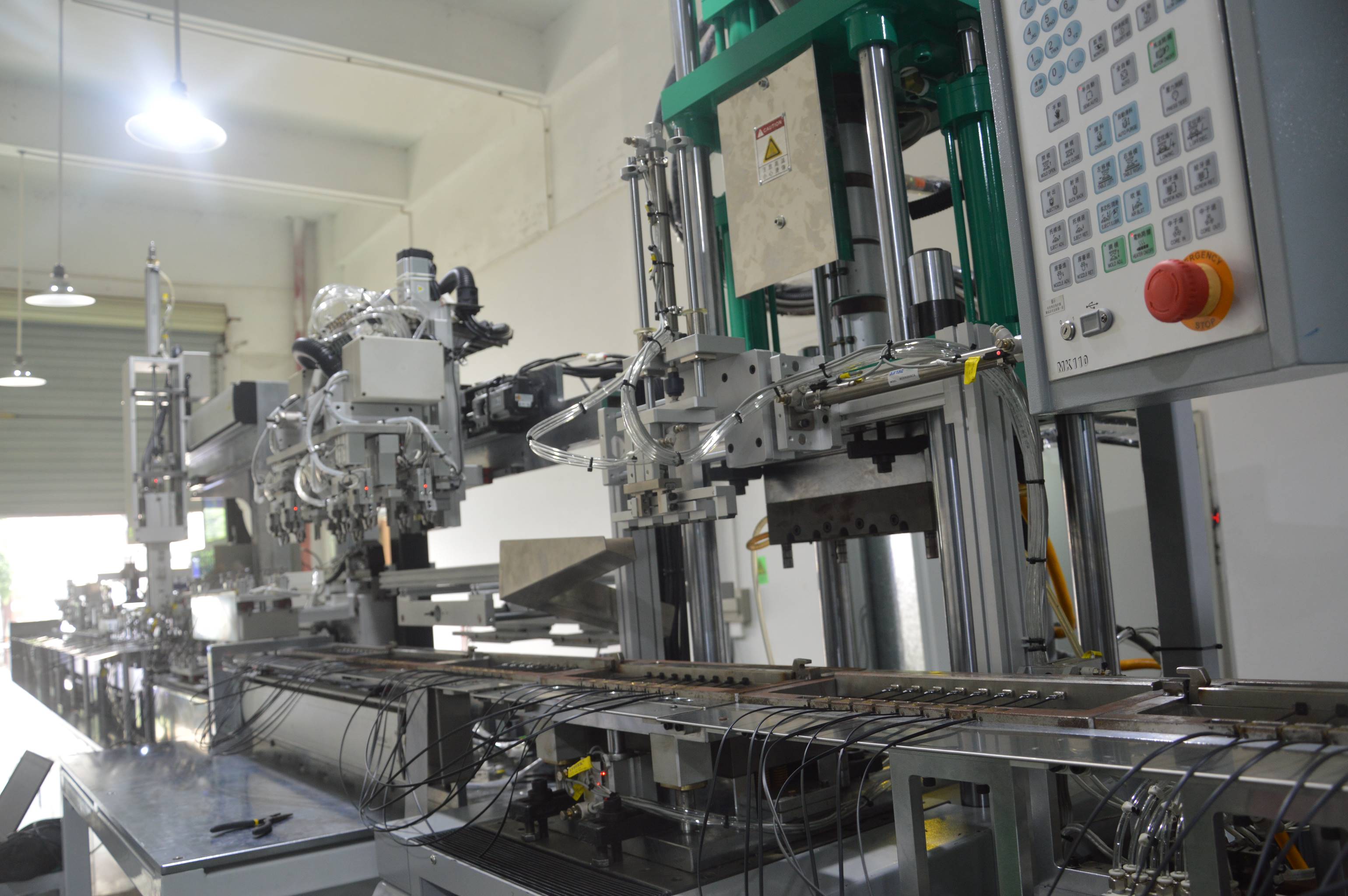 dc线自动注塑机usb线全自动成型机线材自动化解决方案-优机智能