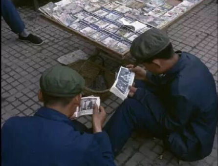 70年代老照片:图一为看小人书的人们,图二为卖水果的小贩!