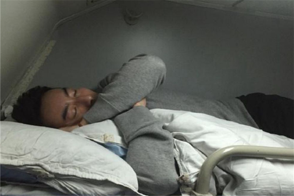 为何在乘火车卧铺时,乘务员总会劝旅客头朝过道睡?看完终于懂了