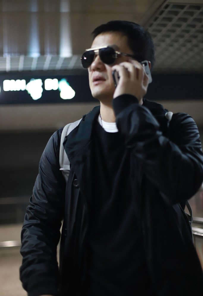 李亚鹏现身机场,不惧传闻心情颇好,侧面与姚明竟有几分相似!