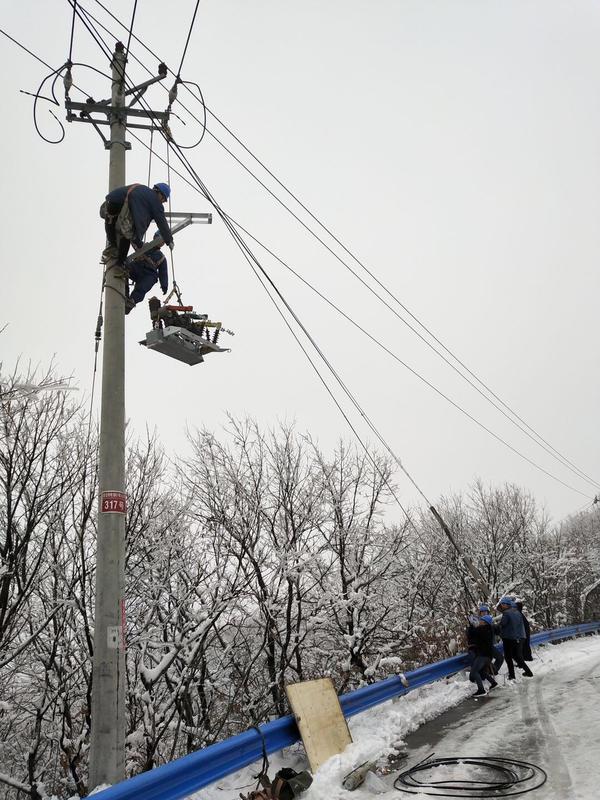 致敬!风雪天气中的电力工人