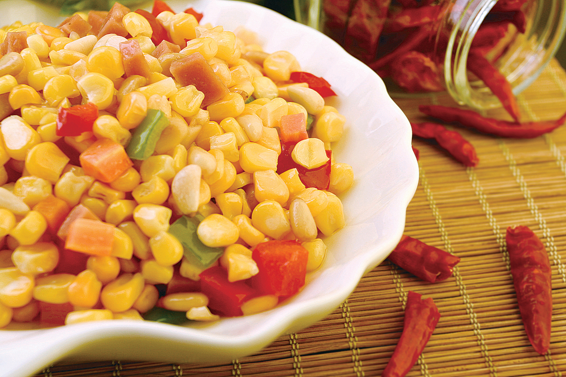 香脆松仁玉米】  如果您正在寻找一道简单又美味的素菜,那么这道香脆