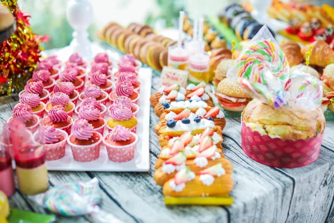 no,我们还准备了圣诞冷餐会,由王森学校的老师们精心准备的甜品,面包