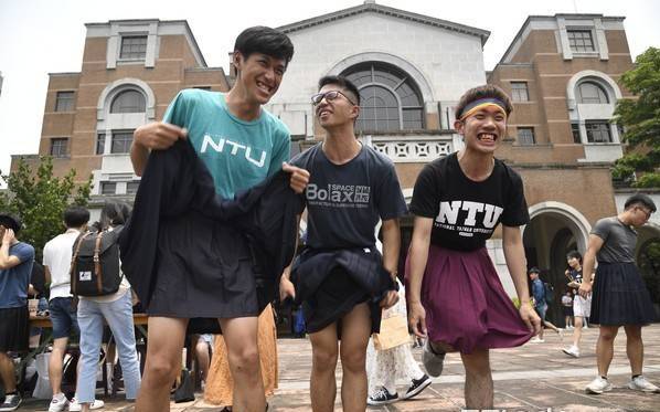 台湾高中男生集体穿裙子上学,是开放还只是走个形式?