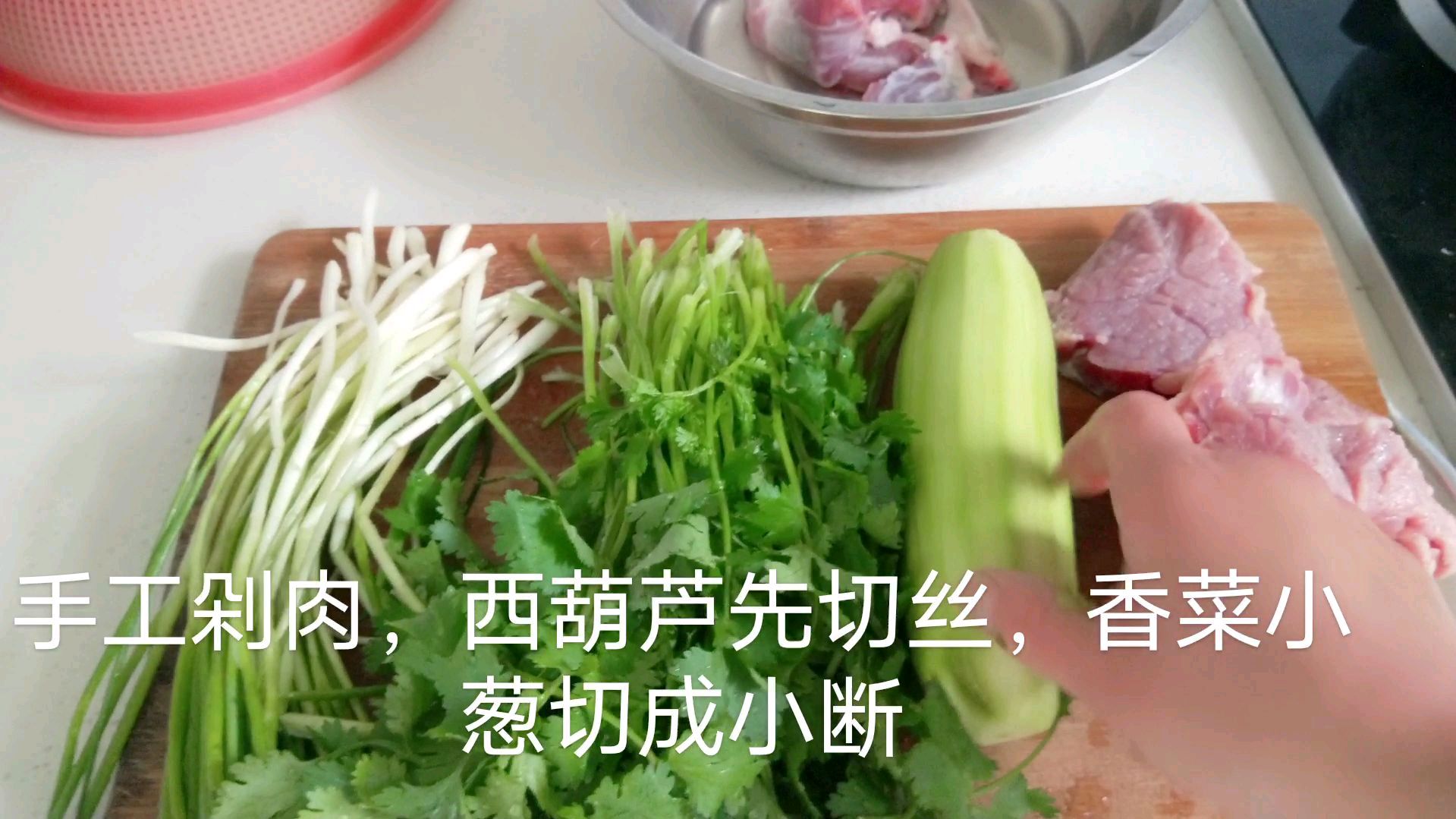 饺子配凉拌黄瓜和鸡蛋一起吃又脆又香又润,简单做法很好吃哦!