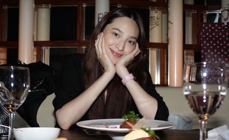 吴佩慈女主人姿态现身,巡视工地倍显气质,网友:这是要结婚了?