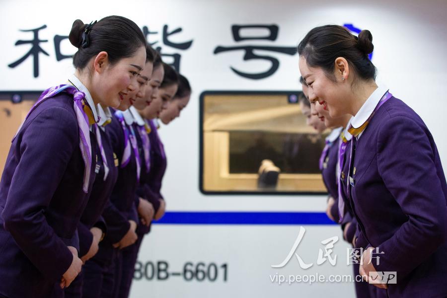 2019年1月17日,南京客运段高铁二车队乘务员练习安装列车防护网.