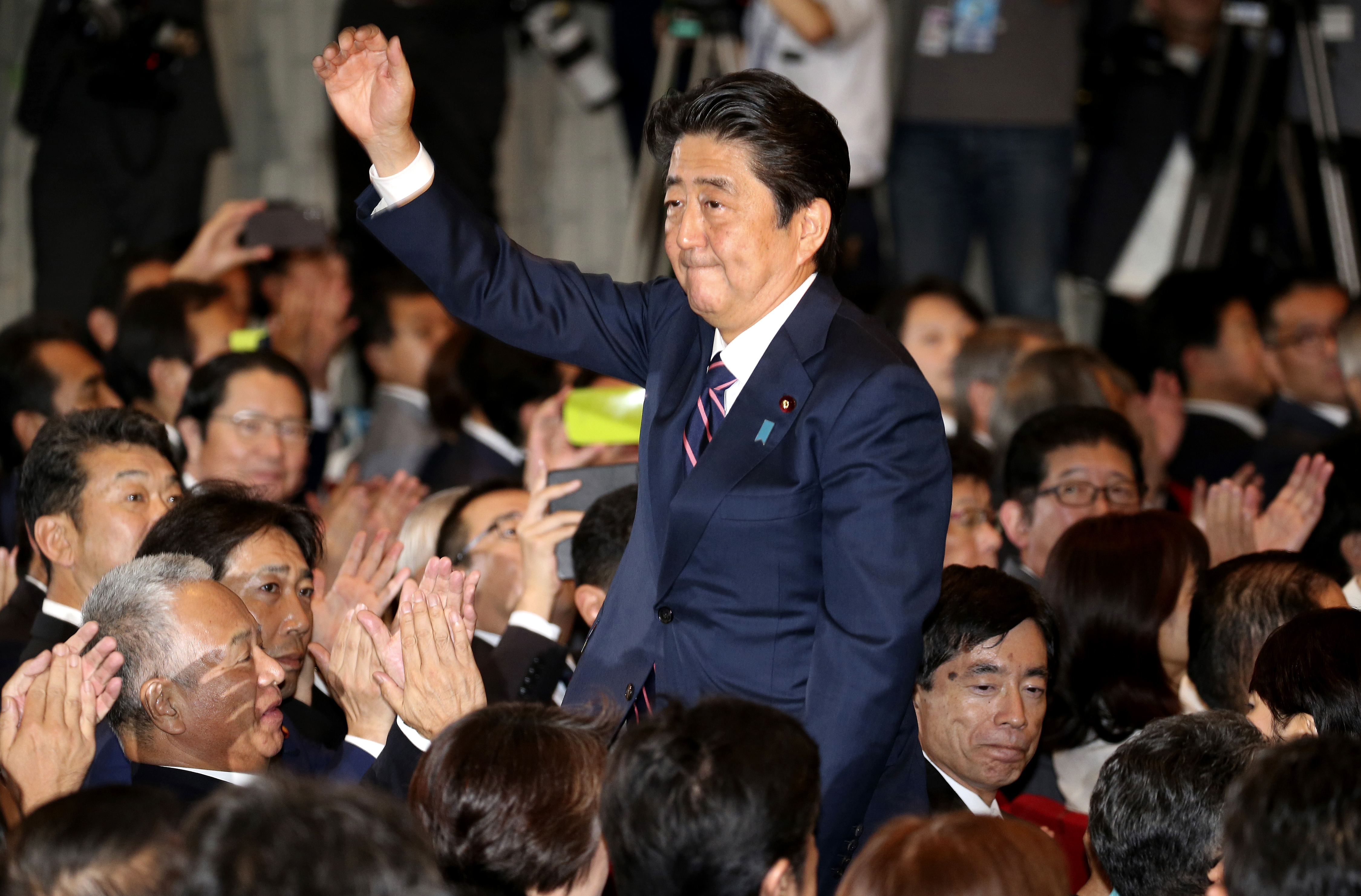 日本首相安倍晋三再次当选自民党总裁