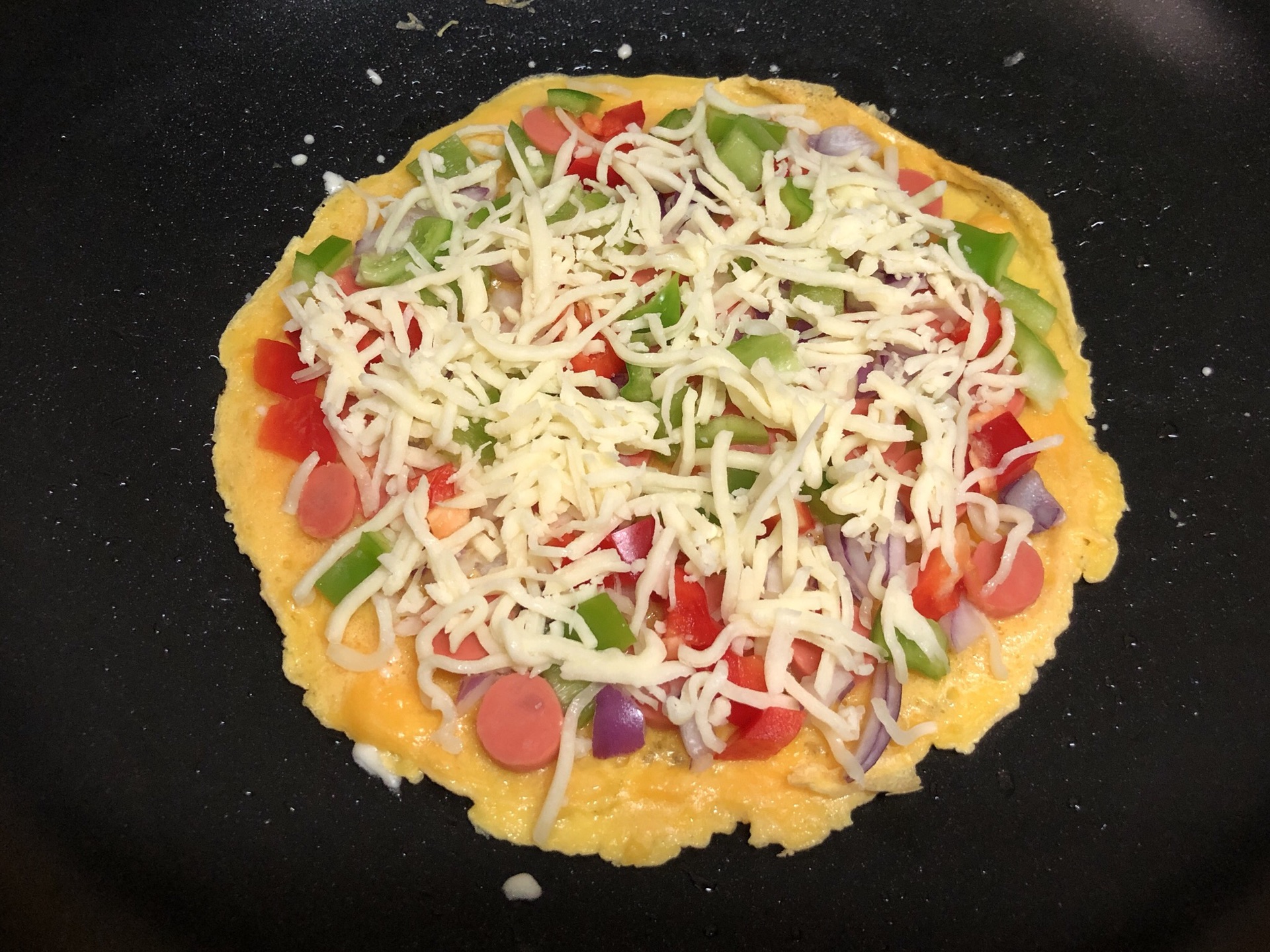 8分钟快手早餐:鸡蛋饼披萨的家常做法,用平底锅就可以轻松搞定