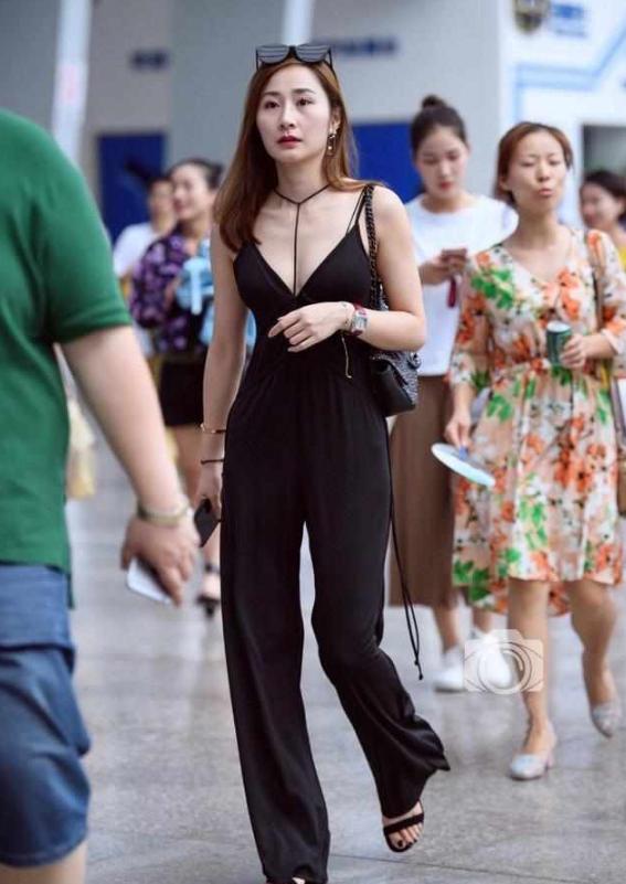 街拍:丰满的少妇,穿黑色v领高腰衣服,尽情展示完美的