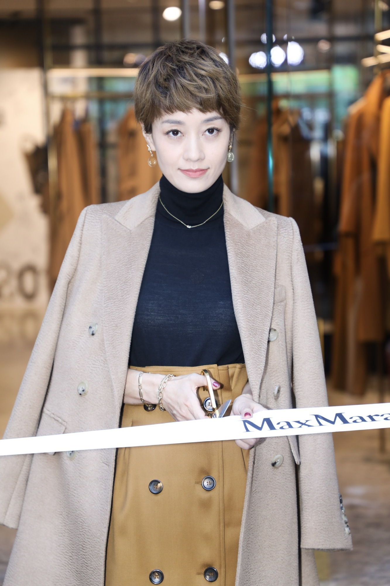 马伊琍披风衣踩长靴身材完美 一身穿搭高级感爆棚!