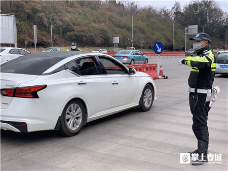 小掌探访昆明西收费站:出入通行顺畅 但必须量体温登记信息