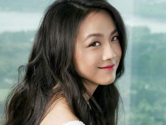 汤唯拼色西装配烈焰红唇,减龄英气,39岁美回了29岁