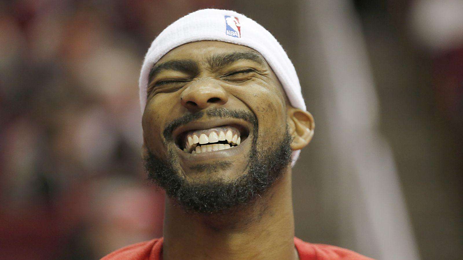 "连长"布鲁尔10天短合同加盟76人,nba"最暖笑容"回来了!