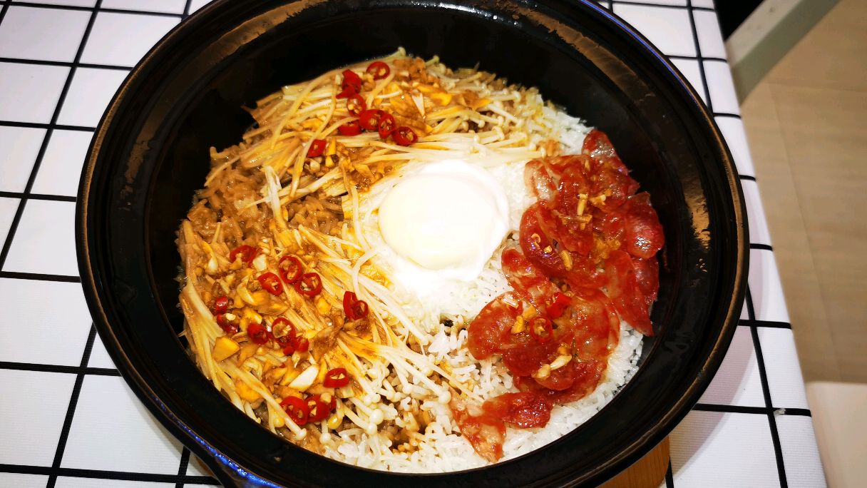 在家这样做腊肉煲仔饭,成本只要3块钱,经济又好吃,上班族首选