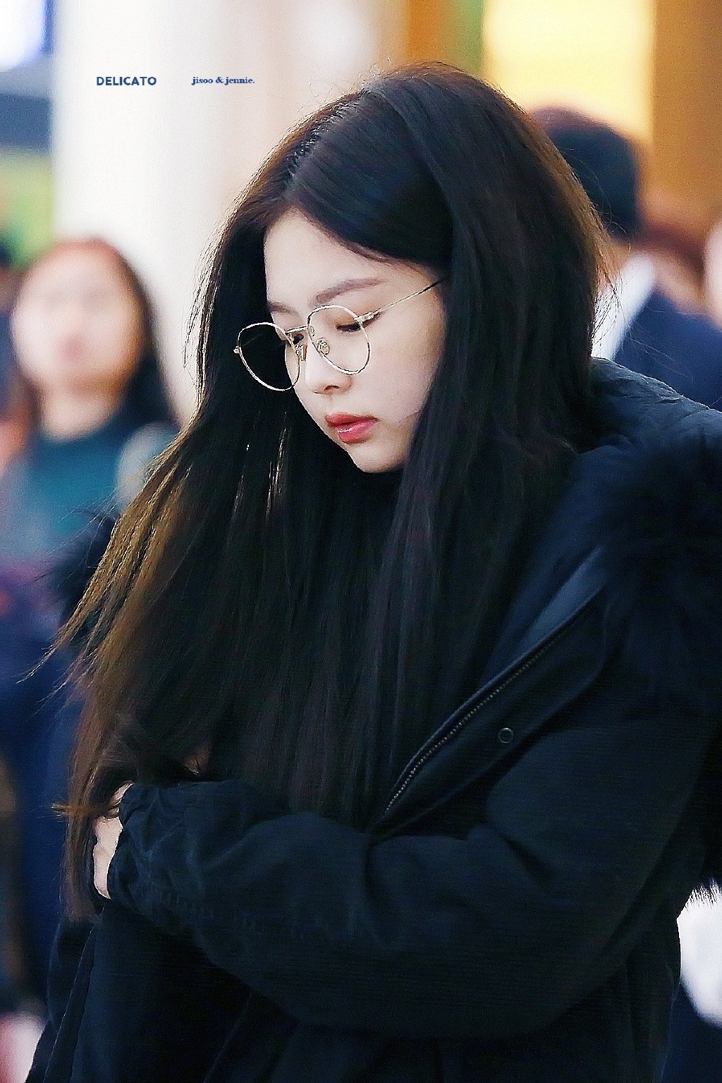 韩国女团blackpink成员jennie现身机场:圆嘟嘟的包子脸十分可爱!