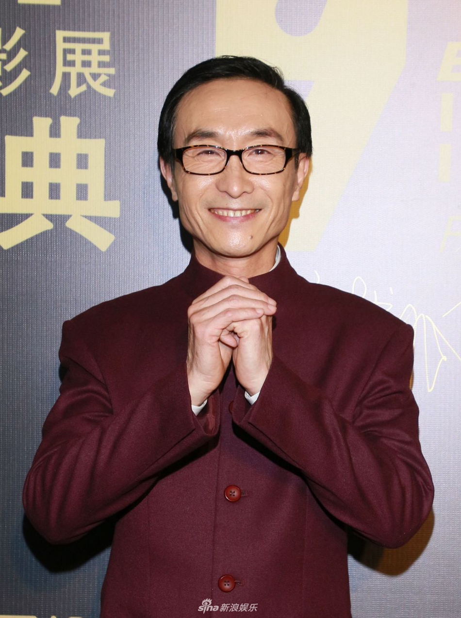 组图:"小品大咖"黄宏巩汉林罕见同场 董璇长裙露香肩优雅动人