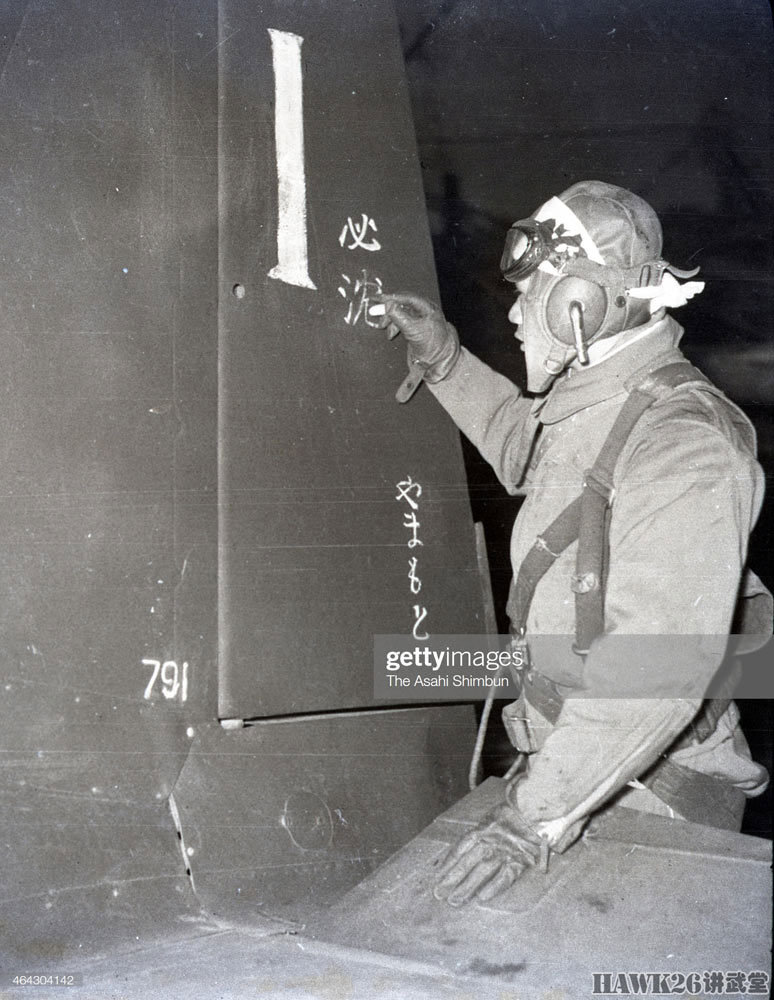 "神风特攻队"最后的疯狂"天山"舰载轰炸机挂上鱼雷准备出击